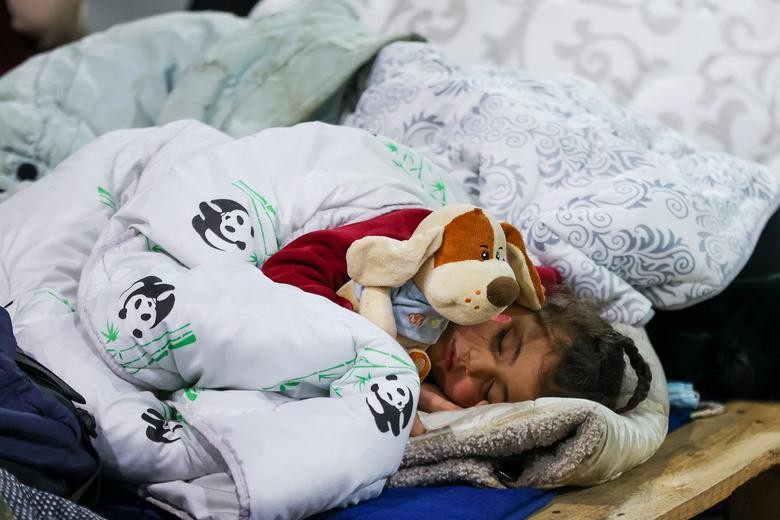 Xót xa trước những hình ảnh cuộc sống tạm bợ của những đứa trẻ di cư ở biên giới Belarus Ba Lan