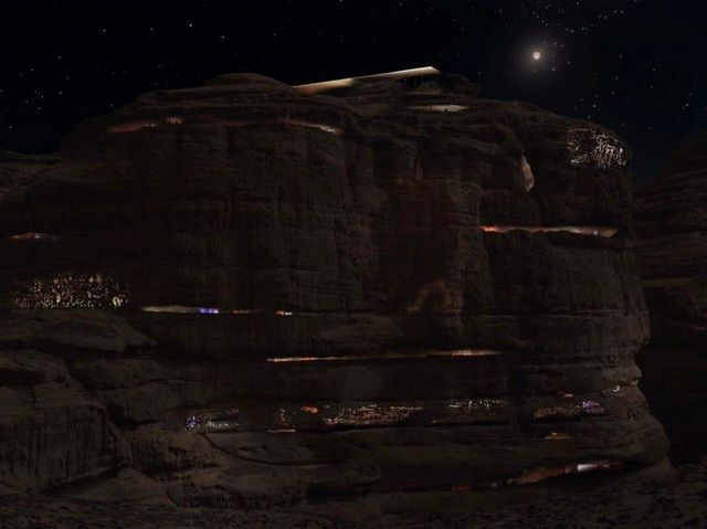 Du lịch Saudi Arabia: Choáng ngợp với khu nghỉ dưỡng nằm trong lòng núi đá sa thạch nghìn năm tuổi