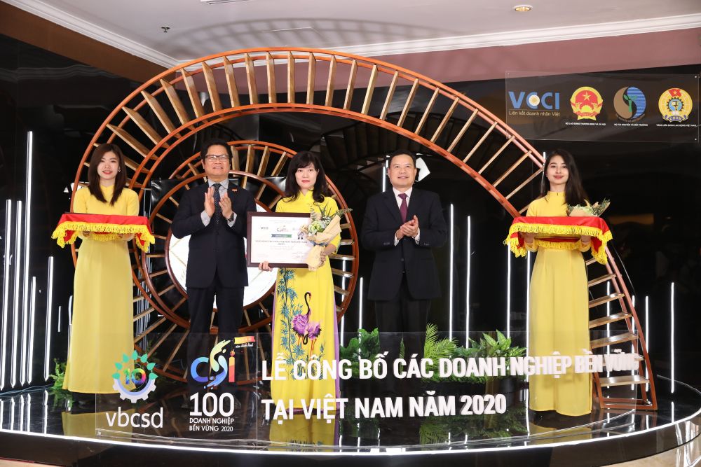 : Bà Phạm Thị Vân Khánh – Giám đốc Ban Khách hàng doanh nghiệp nhỏ và vừa, đại diện BIDV nhận giải thưởng : Bà Phạm Thị Vân Khánh – Giám đốc Ban Khách hàng doanh nghiệp nhỏ và vừa, đại diện BIDV nhận giải thưởng