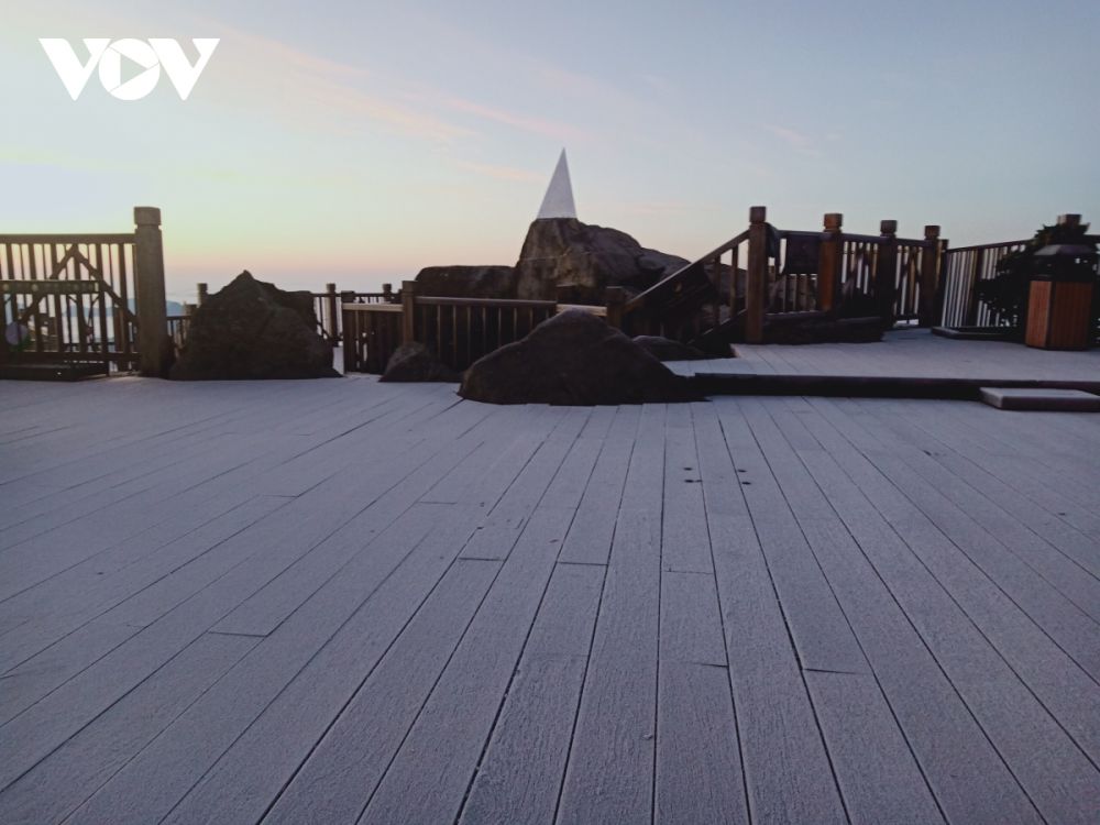 Sương muối, băng giá phủ kín đỉnh Fansipan