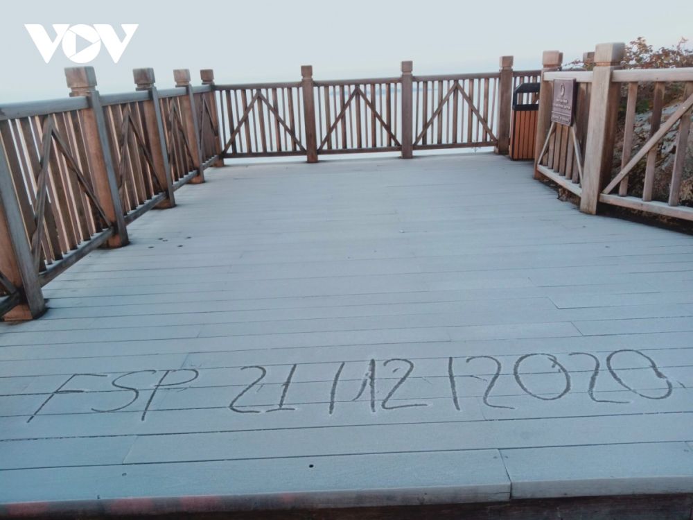 Sương muối, băng giá phủ kín đỉnh Fansipan