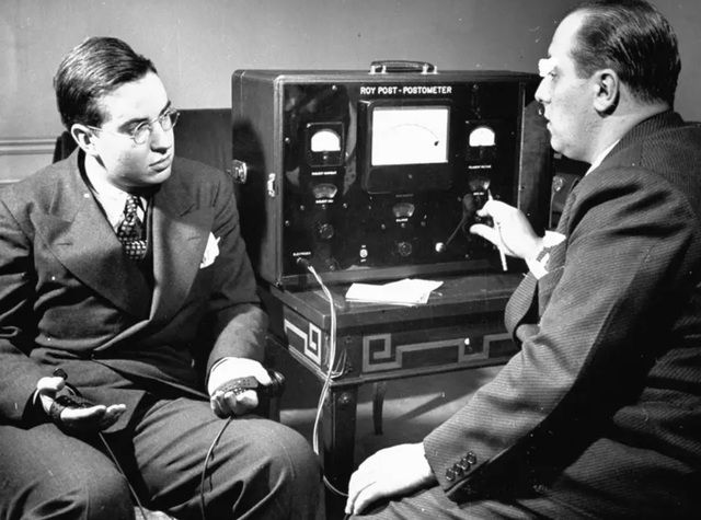 Có thể bạn chưa biết: Chanel No.5, phô mai Con Bò Cười ra đời gần 100 năm... Có thể bạn chưa biết: Chanel No.5, phô mai Con Bò Cười ra đời gần 100 năm...