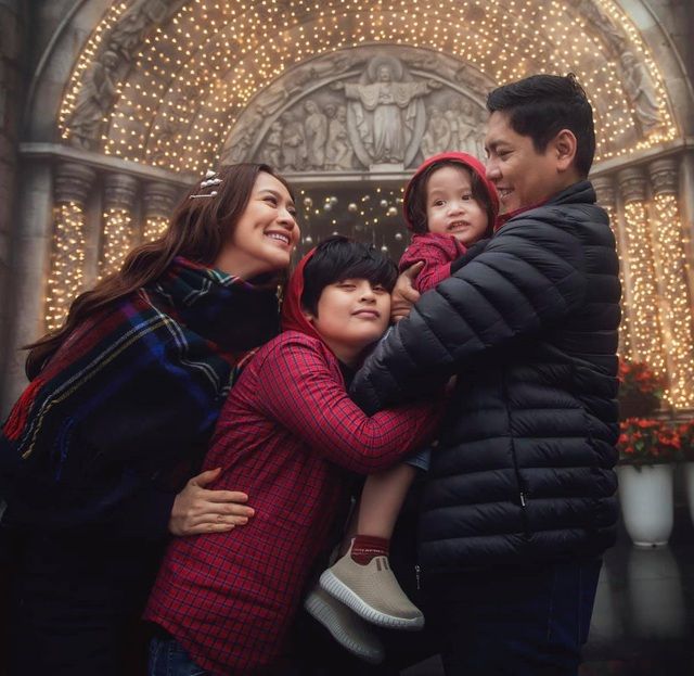 Sao Việt tuần qua (21-27/12): BTV Quang Minh bật khóc trên sóng truyền hình, các sao tưng bừng đón Giáng sinh