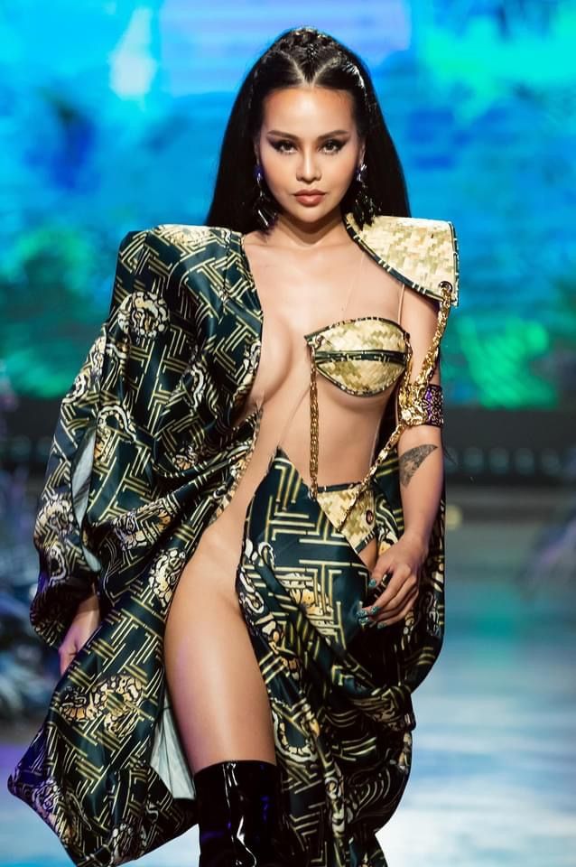 Sao Việt tuần qua (21-27/12): BTV Quang Minh bật khóc trên sóng truyền hình, các sao tưng bừng đón Giáng sinh