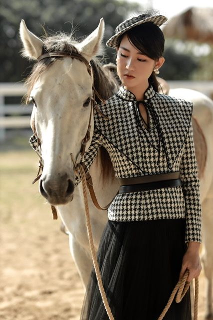 Sao Việt tuần qua (21-27/12): BTV Quang Minh bật khóc trên sóng truyền hình, các sao tưng bừng đón Giáng sinh