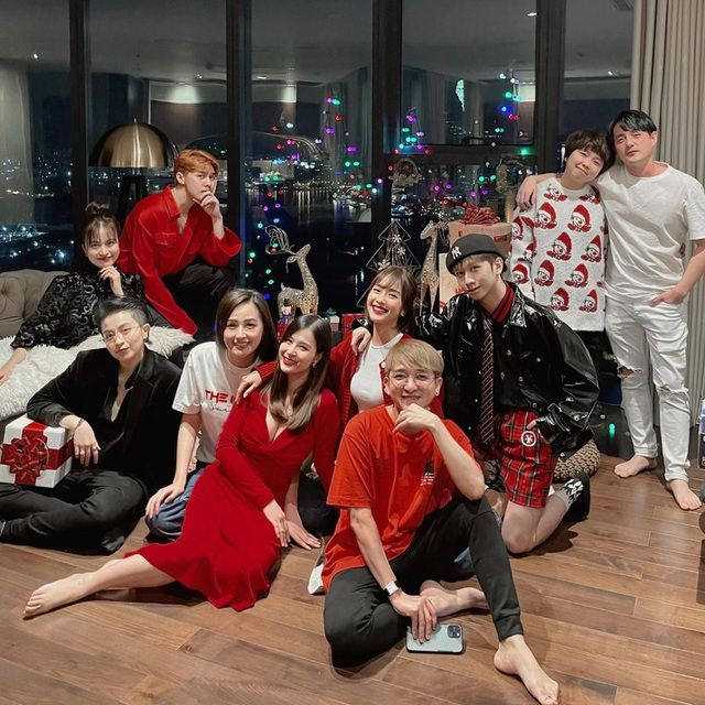 Sao Việt tuần qua (21-27/12): BTV Quang Minh bật khóc trên sóng truyền hình, các sao tưng bừng đón Giáng sinh