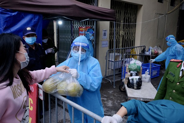 Lực lượng chức năng lập vùng cách ly và tiếp tế vật dụng thiết yếu tại nhiều khu vực thuộc phường Giảng Võ, Ba Đình, Hà Nội khi phát hiện hàng chục ca F0 - Ảnh: NAM TRẦN