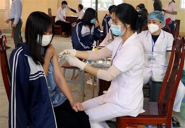 Lực lượng y tế tiêm vaccine cho học sinh trường THPT Thành Sen. Lực lượng y tế tiêm vaccine cho học sinh trường THPT Thành Sen.