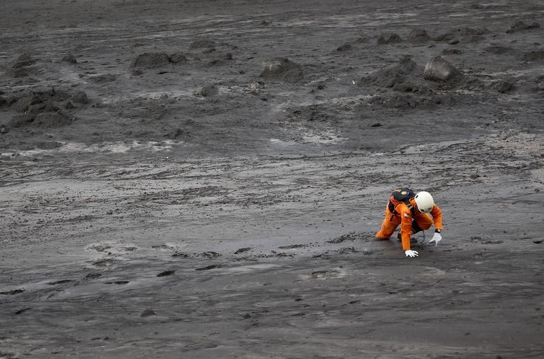 Ngôi làng tan hoang, phủ màu xám xịt sau thảm họa núi lửa phun trào