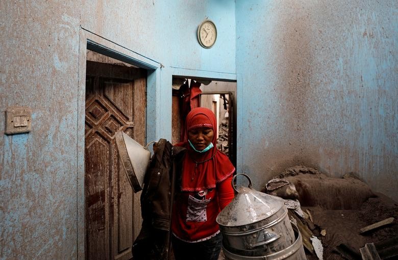 Ngôi làng tan hoang, phủ màu xám xịt sau thảm họa núi lửa phun trào