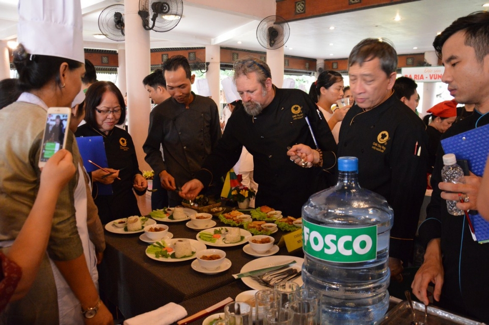 khi nha ngoai giao vao bep