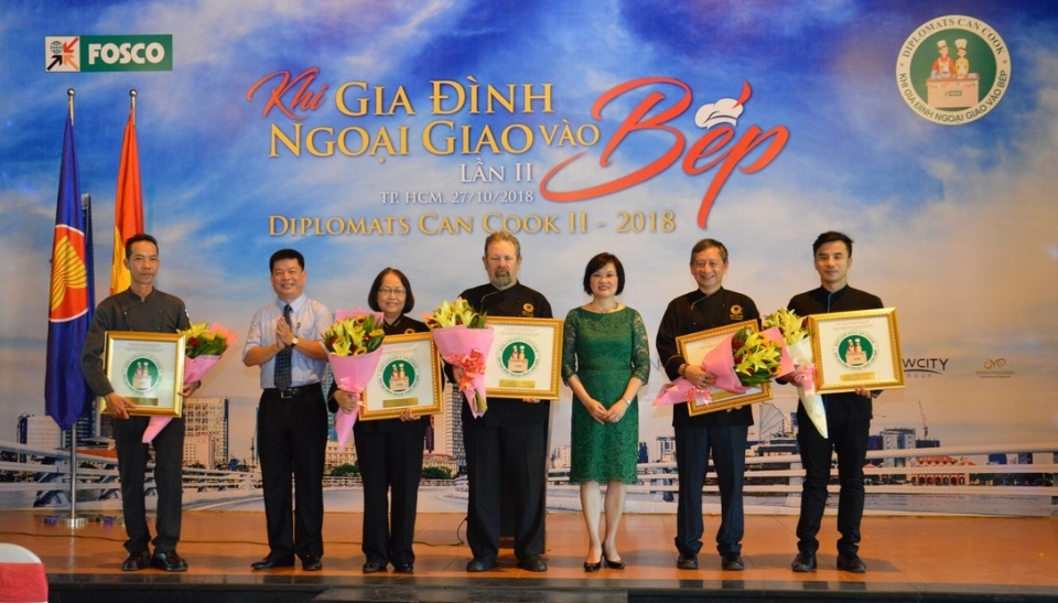 khi nha ngoai giao vao bep