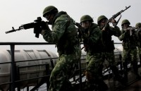 nga nhat co the hop tac kinh te tren quan dao tranh chap