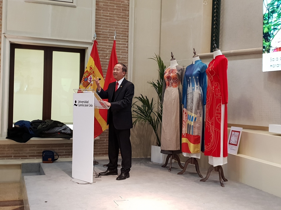 Khai mạc triển lãm "Góc nhìn về Việt Nam" tại Tây Ban Nha khai mac trien lam anh goc nhin ve viet nam tai tay ban nha