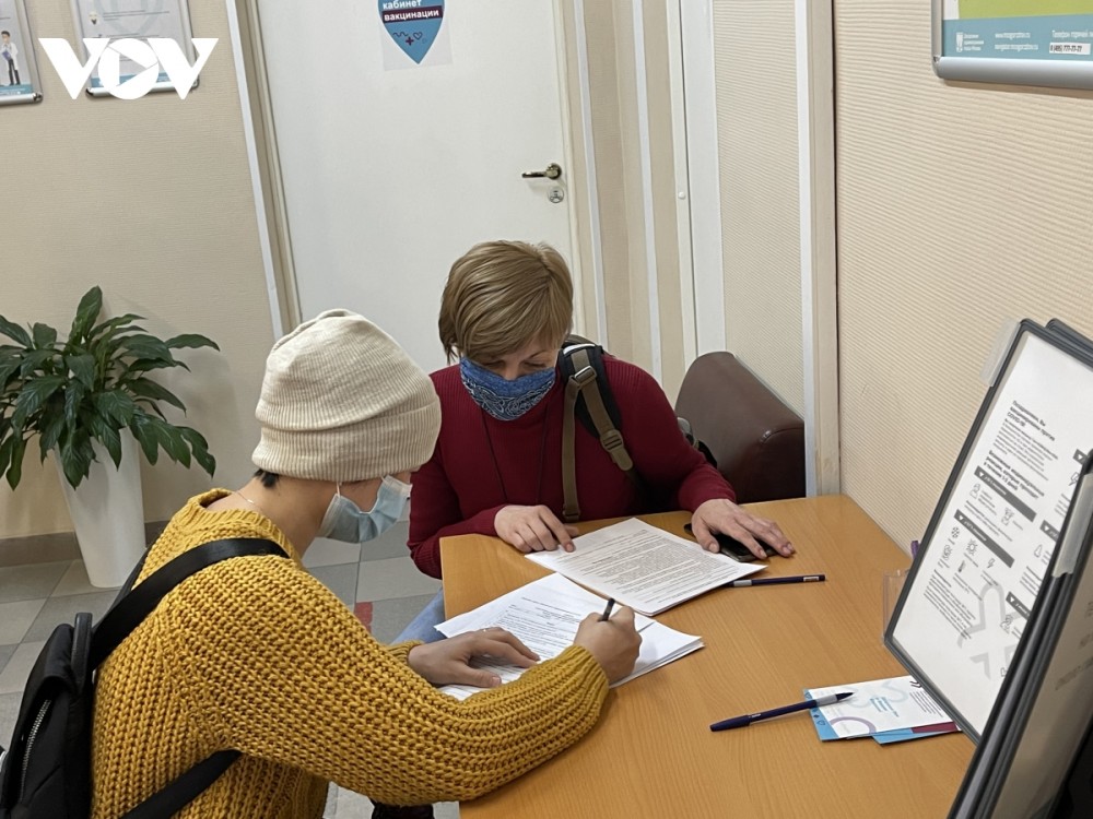 Người Việt tại Nga hưởng ứng tiêm chủng vaccine ngừa Covid-19