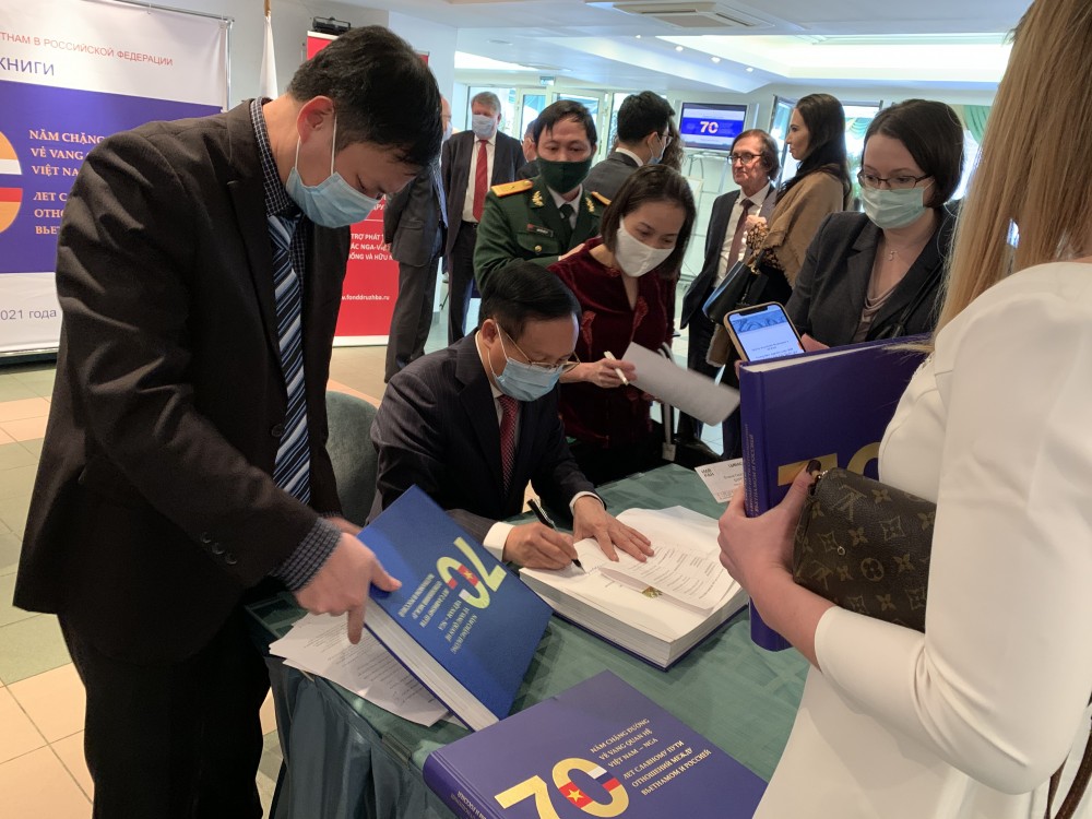 Ra mắt sách kỷ niệm 70 năm quan hệ Việt Nam-LB Nga Ra mắt sách kỷ niệm 70 năm quan hệ Việt Nam-LB Nga