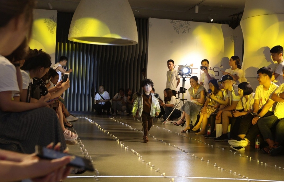 Trung Quốc: Khi ngành “người mẫu nhí” là con dao hai lưỡi