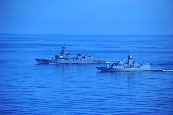 Mỹ, Trung đồng loạt điều tàu sân bay tới Biển Đông và Biển Hoa Đông: Cạnh tranh gay gắt, xung đột gia tăng Mỹ, Trung đồng loạt điều tàu sân bay tới Biển Đông và Biển Hoa Đông: Cạnh tranh gay gắt, xung đột gia tăng