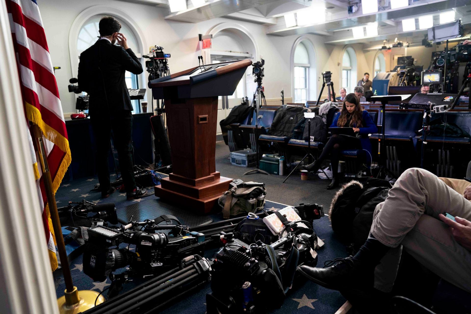 Bà Kayleigh McEnany: Từ phát ngôn viên chiến dịch tranh cử đến Thư ký báo chí Nhà Trắng trẻ tuổi nhất ba kayleigh mcenany tu phat ngon vien chien dich tranh cu den thu ky bao chi nha trang tre tuoi nhat