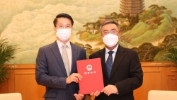 Tổng Lãnh sự Việt Nam tại Hong Kong và Macau Phạm Bình Đàm nhận Giấy Chấp thuận Lãnh sự