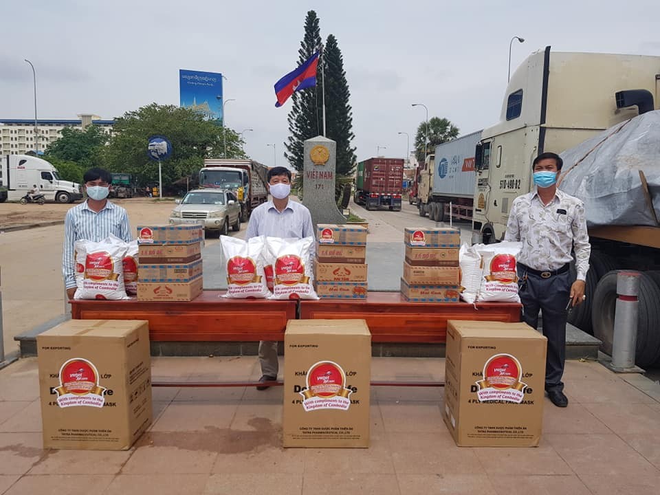 Tổng Lãnh sự quán Việt Nam tại Preah Sihanouk hỗ trợ bà con có hoàn cảnh khó khăn tại Campuchia Tổng Lãnh sự quán Việt Nam tại Preah Sihanouk hỗ trợ bà con có hoàn cảnh khó khăn tại Campuchia
