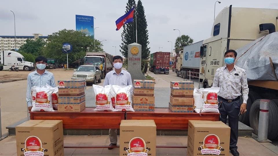 Tổng Lãnh sự quán Việt Nam tại Preah Sihanouk hỗ trợ bà con có hoàn cảnh khó khăn tại Campuchia