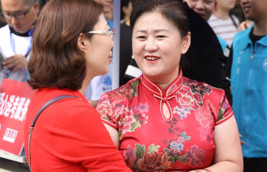 Sĩ tử Trung Quốc vào mùa và vạn trạng kiểu “mê tín” của các phụ huynh