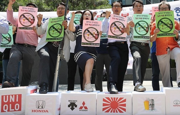 Người Hàn tẩy chay hàng Nhật, xé vé máy bay bay đi du lịch Nhật Bản