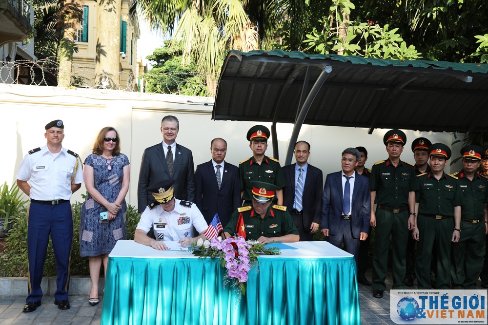 Đại diện Việt Nam và Hoa Kỳ ký Biên bản bàn giao hài cốt quân nhân Mỹ mất tích trong chiến tranh ở Việt Nam. 5401 image005