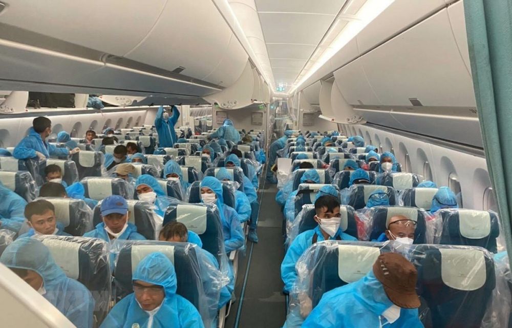 Vietnam Airlines Flight VN6 brings 219 Vietnamese citizens home from Equatorial Guinea (Photo: VNA) 2038 covid