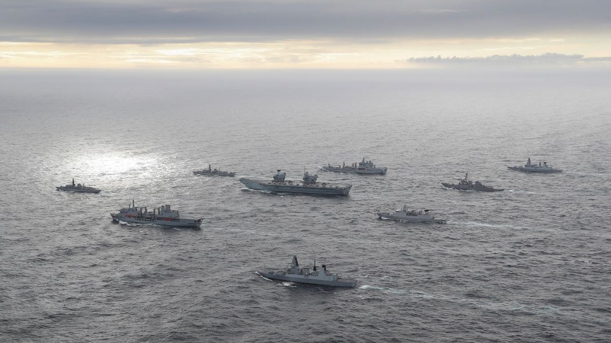 Nhóm tấn công tàu sân bay của Vương quốc Anh 2021, do HMS Queen Elizabeth dẫn đầu, đã lên đường đến Khu vực Ấn Độ Dương, vào ngày 16 tháng 7 năm 2021 | Twitter / @ ANI Nhóm tấn công tàu sân bay của Vương quốc Anh 2021, do HMS Queen Elizabeth dẫn đầu, đã lên đường đến Khu vực Ấn Độ Dương, vào ngày 16 tháng 7 năm 2021 | Twitter / @ ANI