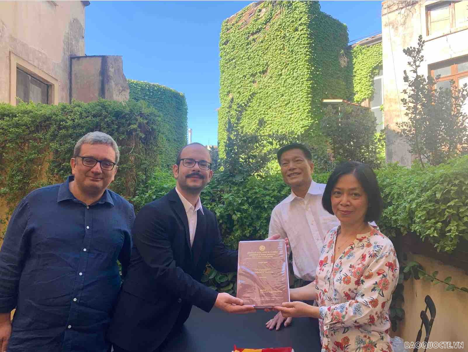 Đại sứ Nguyễn Thị Bích Huệ có chuyến công tác tại Sicilia Đại sứ Nguyễn Thị Bích Huệ có chuyến công tác tại Sicilia