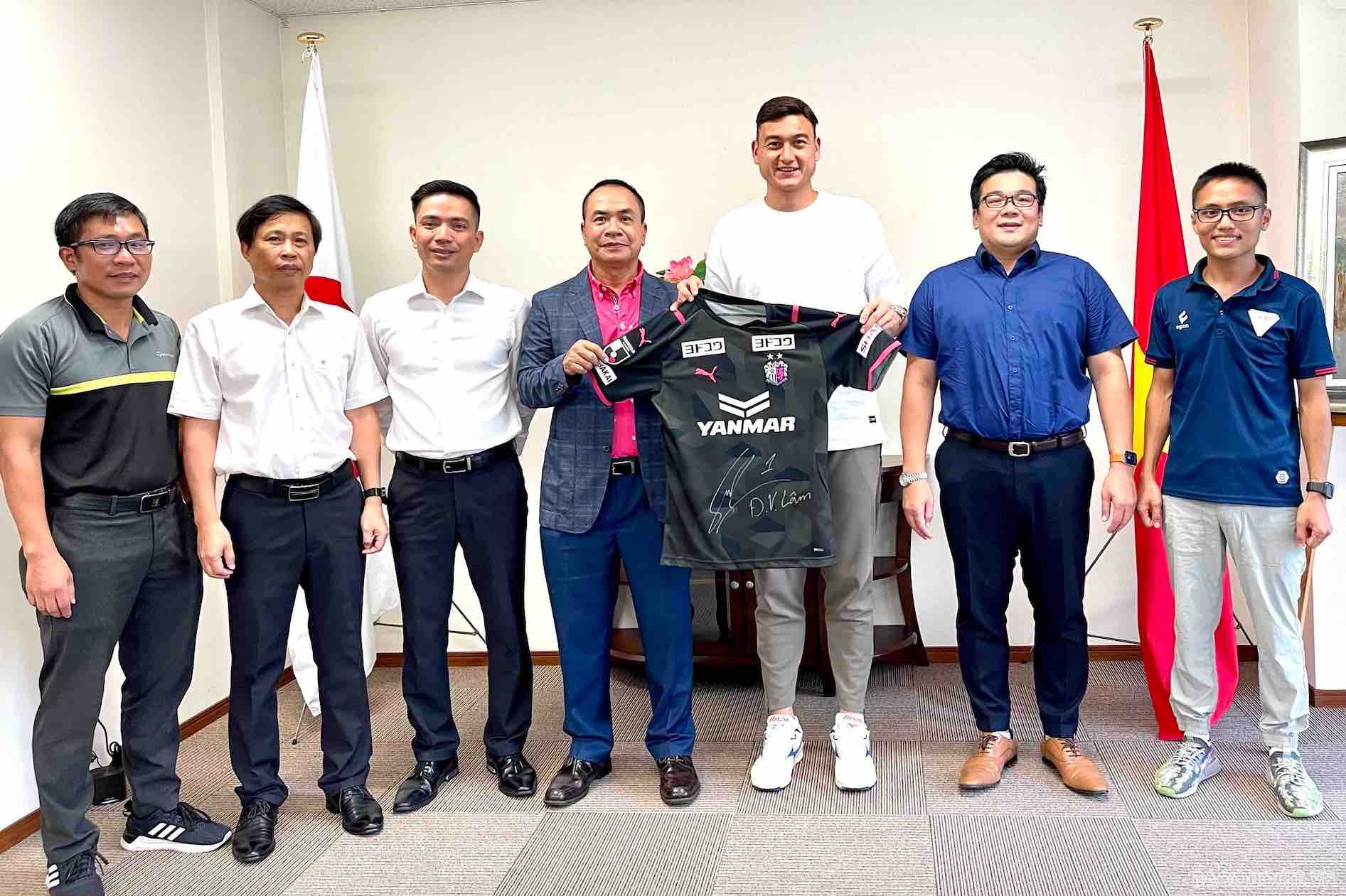 Thủ môn Đặng Văn Lâm tới chào Tổng Lãnh sự quán Việt Nam tại Osaka, Nhật Bản