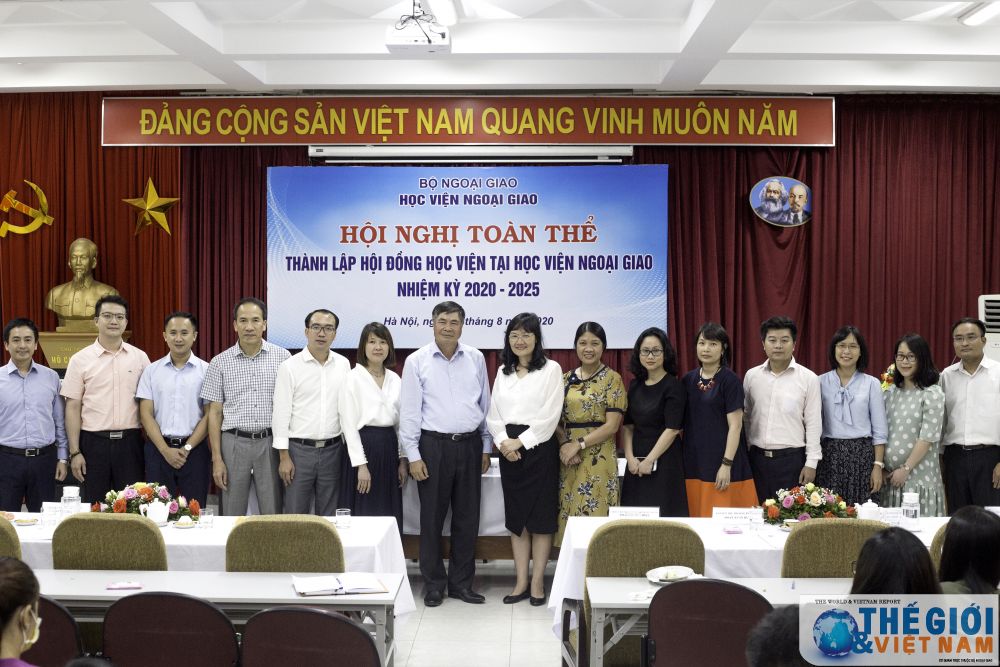 Hội đồng Học viện tại Học viện Ngoại giao nhiệm kỳ 2020-2025 ra mắt Hội nghị. (Ảnh: Nhân Tùng) 2705-anh-6-hdt-dav1308
