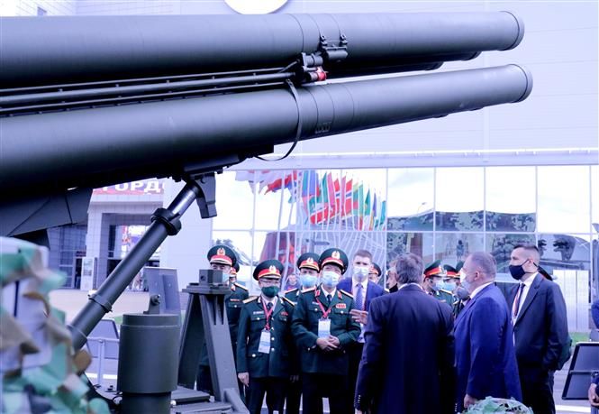 4239-vna-potal-doan-dai-bieu-quan-su-viet-nam-tham-quan-vu-khi-hien-dai-cua-quan-doi-nga-134110027-4977923