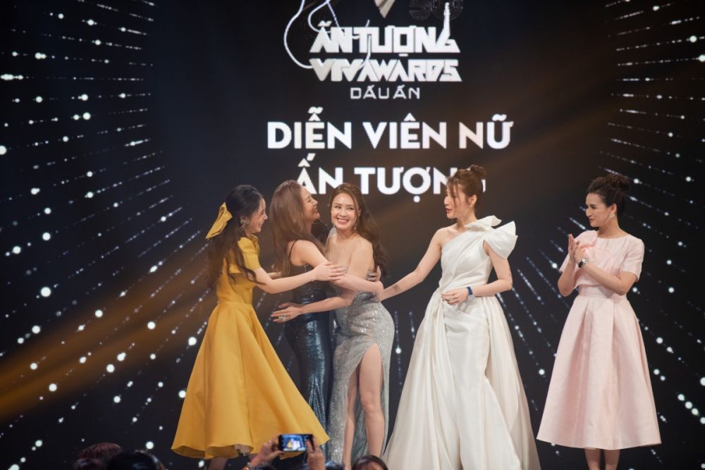 dien vien hong diem cung bo phim hoa hong tren nguc trai gat qua ngot tai vtv awards 2020