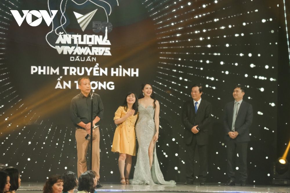 dien vien hong diem cung bo phim hoa hong tren nguc trai gat qua ngot tai vtv awards 2020