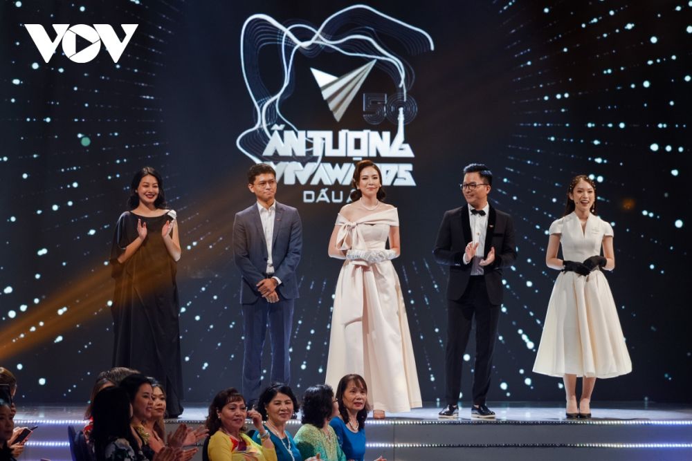 dien vien hong diem cung bo phim hoa hong tren nguc trai gat qua ngot tai vtv awards 2020