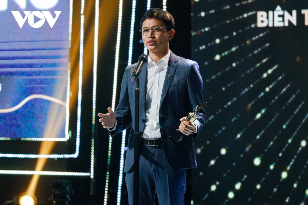 dien vien hong diem cung bo phim hoa hong tren nguc trai gat qua ngot tai vtv awards 2020