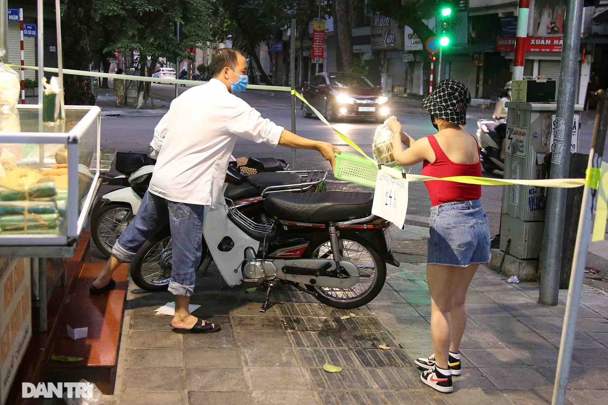 Những kiểu mua bán lạ mắt trong thời gian giãn cách xã hội ở Hà Nội Những kiểu mua bán lạ mắt trong thời gian giãn cách xã hội ở Hà Nội