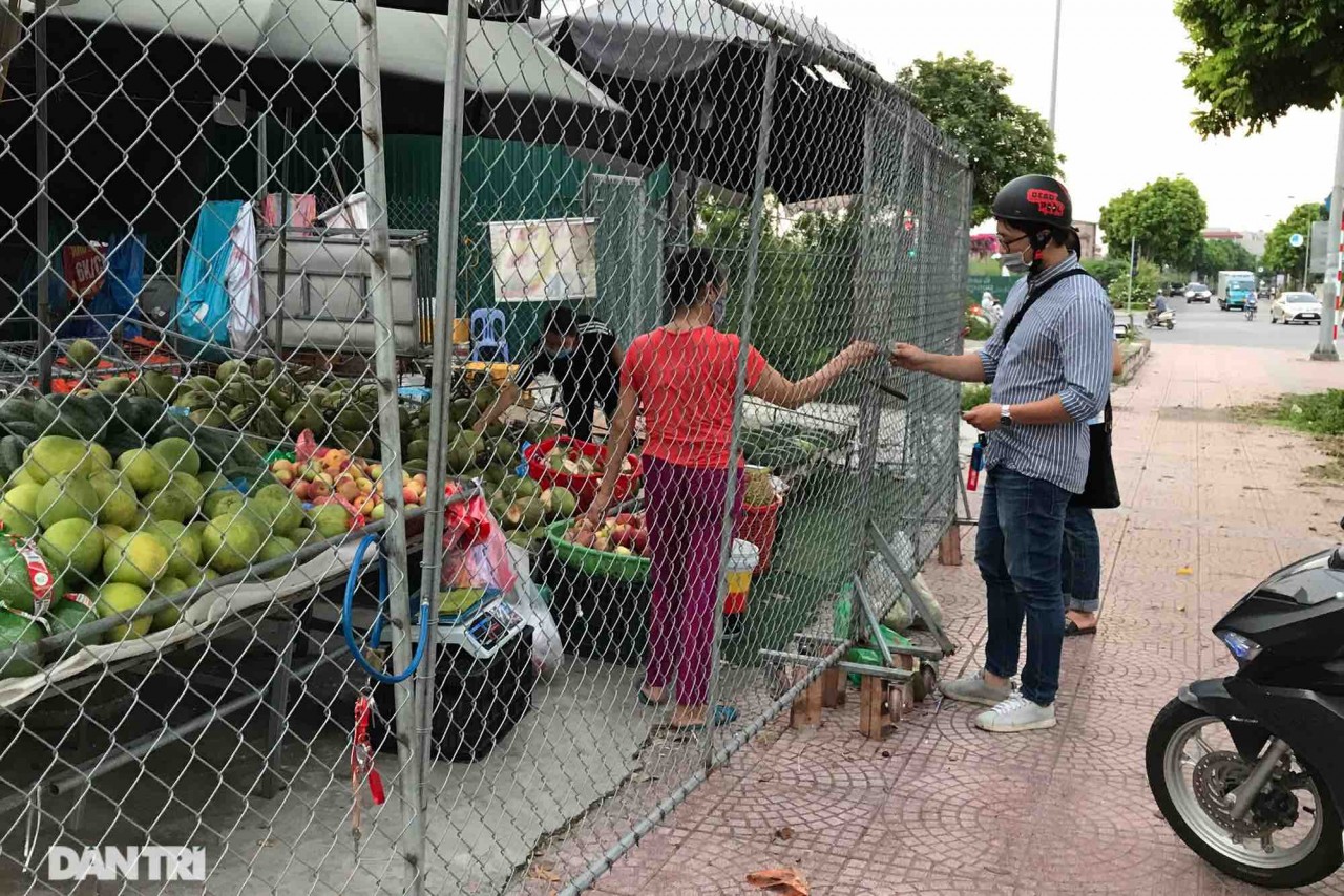 Những kiểu mua bán lạ mắt trong thời gian giãn cách xã hội ở Hà Nội Những kiểu mua bán lạ mắt trong thời gian giãn cách xã hội ở Hà Nội
