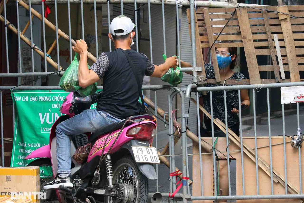Những kiểu mua bán lạ mắt trong thời gian giãn cách xã hội ở Hà Nội Những kiểu mua bán lạ mắt trong thời gian giãn cách xã hội ở Hà Nội