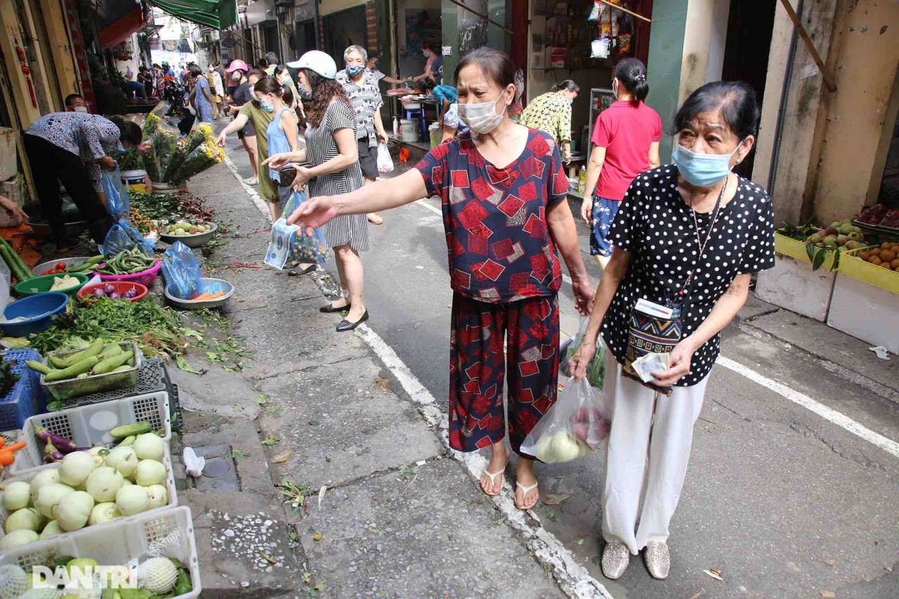 Những kiểu mua bán lạ mắt trong thời gian giãn cách xã hội ở Hà Nội Những kiểu mua bán lạ mắt trong thời gian giãn cách xã hội ở Hà Nội