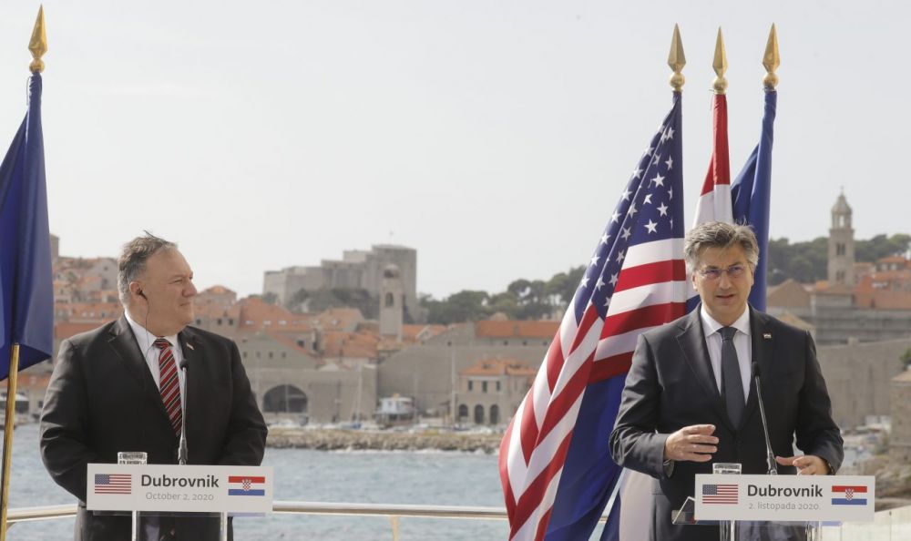 Ngoại trưởng Hoa Kỳ Mike Pompeo và Thủ tướng Croatia Andrej Plenkovic tại Dubrovnik. Ảnh: EPA-EFE / ANTONIO BAT. Mỹ cam kết hợp tác với khu vực Balkan, cạnh tranh ảnh hưởng với Nga và Trung Quốc