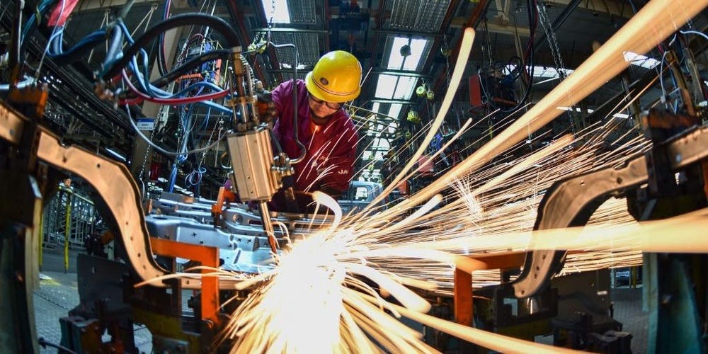 Sản xuất toàn cầu 'căng như dây đàn' vì thiếu cung và chi phí tăng vọt