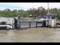 indonesia xe tai roi khoi vach da lao xuong song vi theo chi dan cua google maps