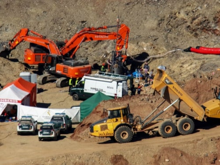 Sau 2 tuần, lực lượng cứu hộ tiếp cận được đứa trẻ rơi xuống giếng sâu 100m