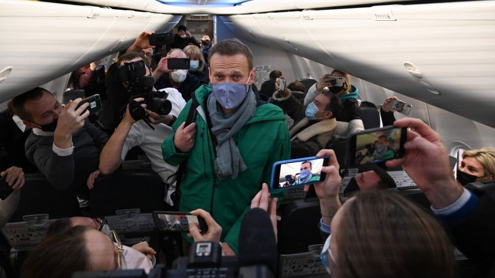 Vừa về tới sân bay, nhân vật đối lập Navalny lập tức bị cảnh sát Nga 'sờ gáy', Mỹ-châu Âu bùng nổ