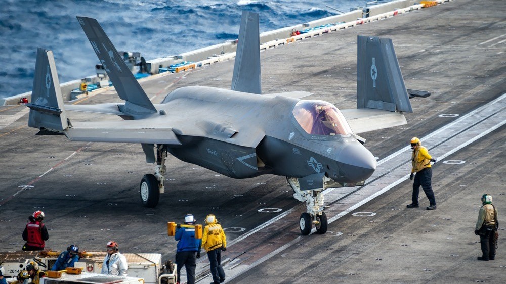 Máy bay chiến đấu Mỹ gặp sự cố ở Biển Đông, 7 người bị thương