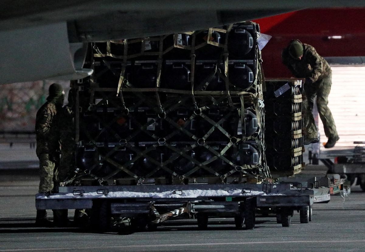 Mỹ đẩy lô vũ khí thứ 3 sang Ukraine; Moscow nói Washington 'nuôi dưỡng tâm lý sợ Nga'. (Nguồn: Reuters)